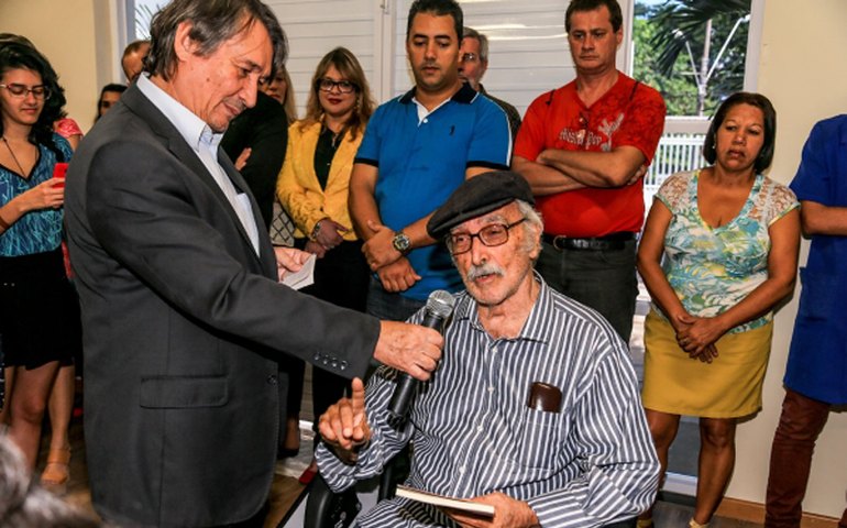 Com aneurisma, historiador Dirceu Lindoso é internado na UTI do HGE