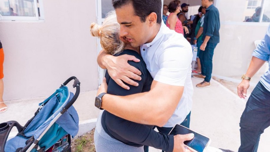 Prefeito em exercício Galba Novaes Netto entrega chaves aos moradores do Alamedas da Pajuçara