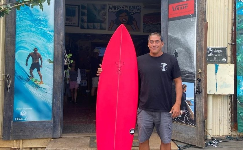 Morre ator de 'Piratas do Caribe' após ser atacado por tubarões no Havaí