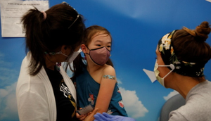 Estados Unidos já vacinam criança desde o começo do mês de novembro com Pfizer / Foto: MIKE BLAKE/REUTERS