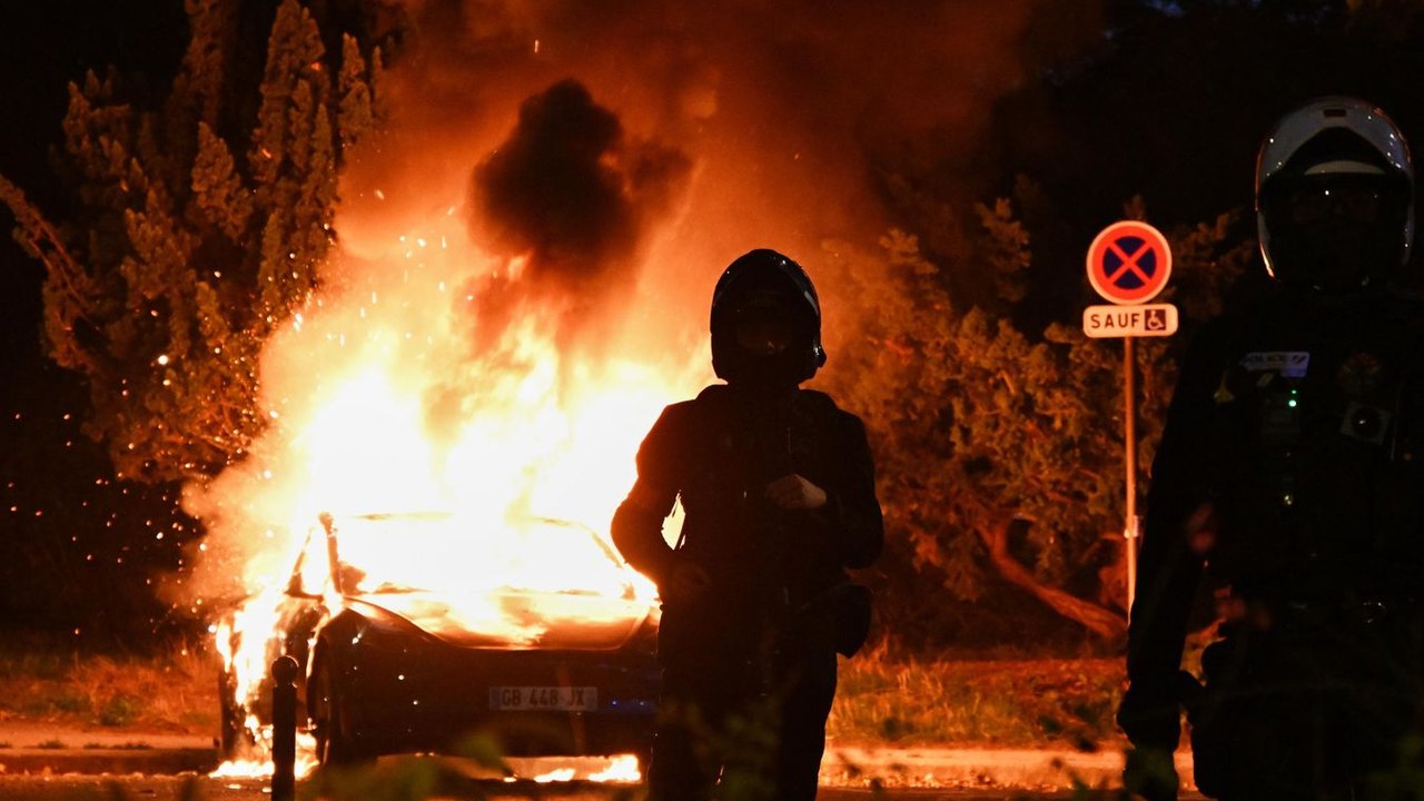 Protestos na França terminam em confrontos por custo de vida