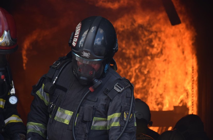 Corpo de Bombeiros combate incêndio no Antares