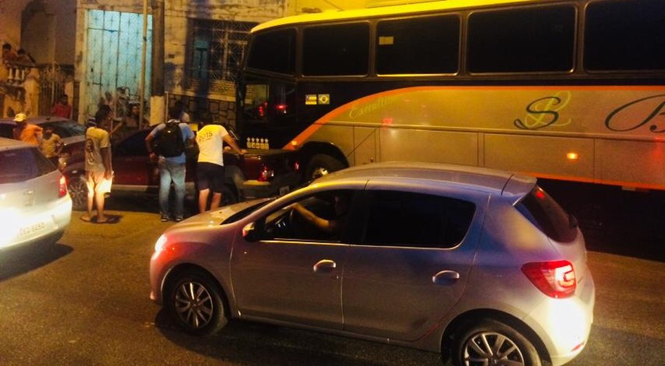 Ônibus invade casa