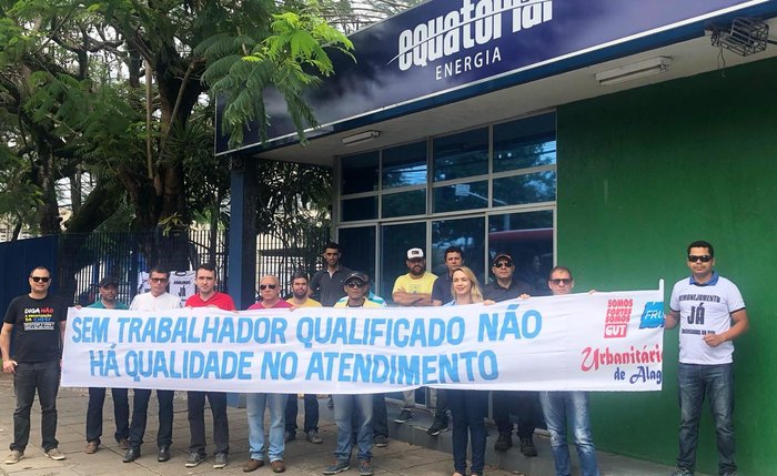 Protesto de trabalhadores na porta da sede da Equatorial