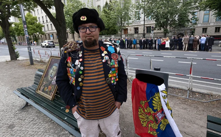 Artista russo crítico de Putin foi assassinado perto de sua casa na Polônia.