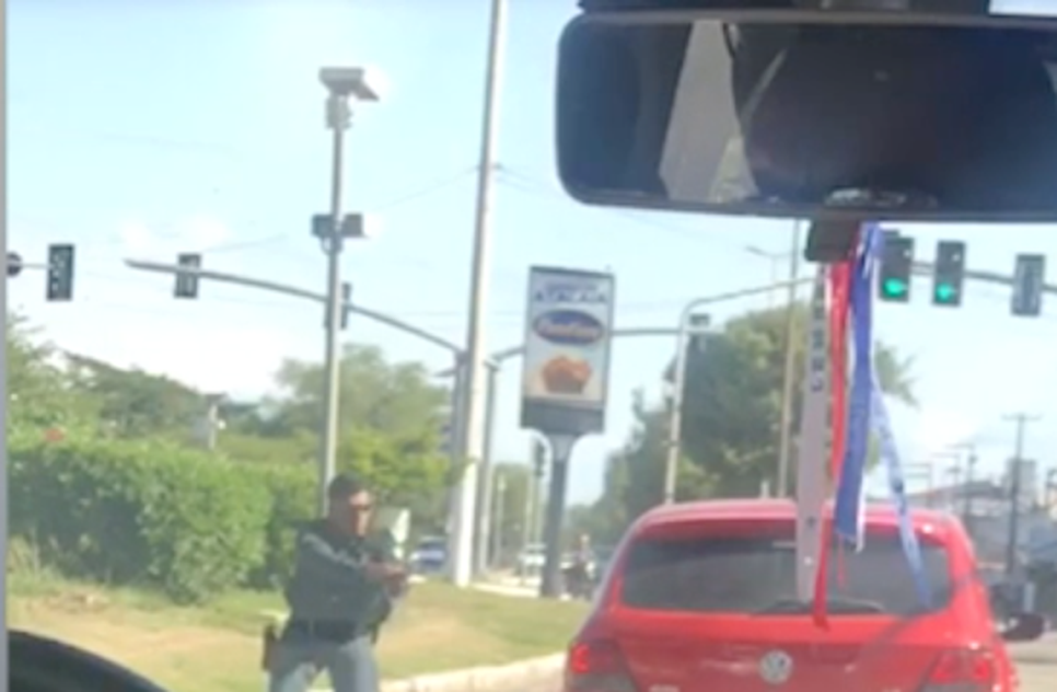 Policial dispara contra carro suspeito / Foto: Reprodução/Internet