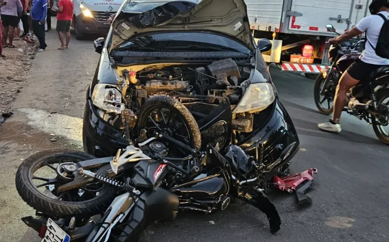 Colisão entre carro e moto deixa dois feridos em Arapiraca; jovem sofreu fratura exposta