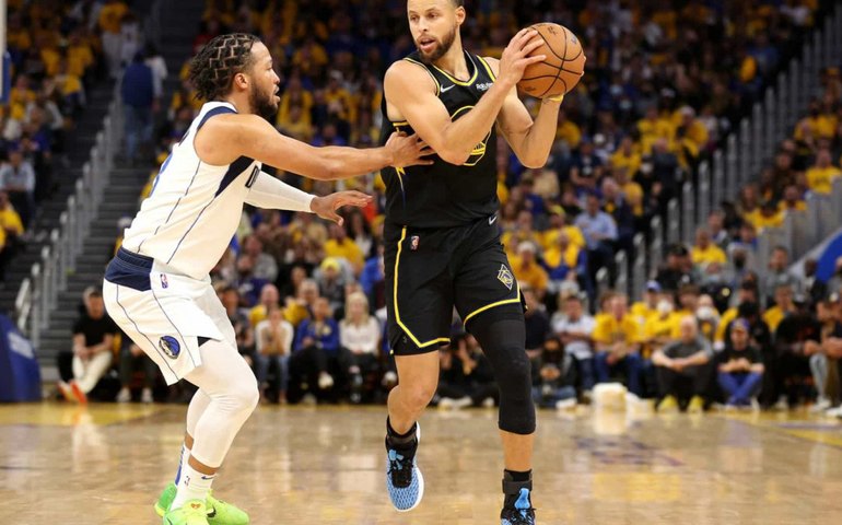 Golden State Warriors vence Dallas Mavericks e é campeão da Conferência do Oeste