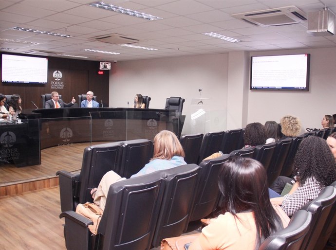 Combate à discriminação de famílias homoafetivas nos processos de adoção é discutido pelo TJAL