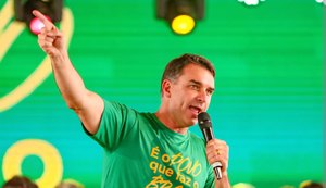 Flávio Bolsonaro indicou que manterá Bolsa Família em eventual mandato