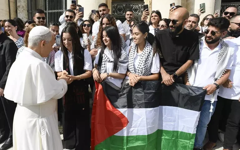 Papa se reúne com jovens cristãos da Palestina no Vaticano