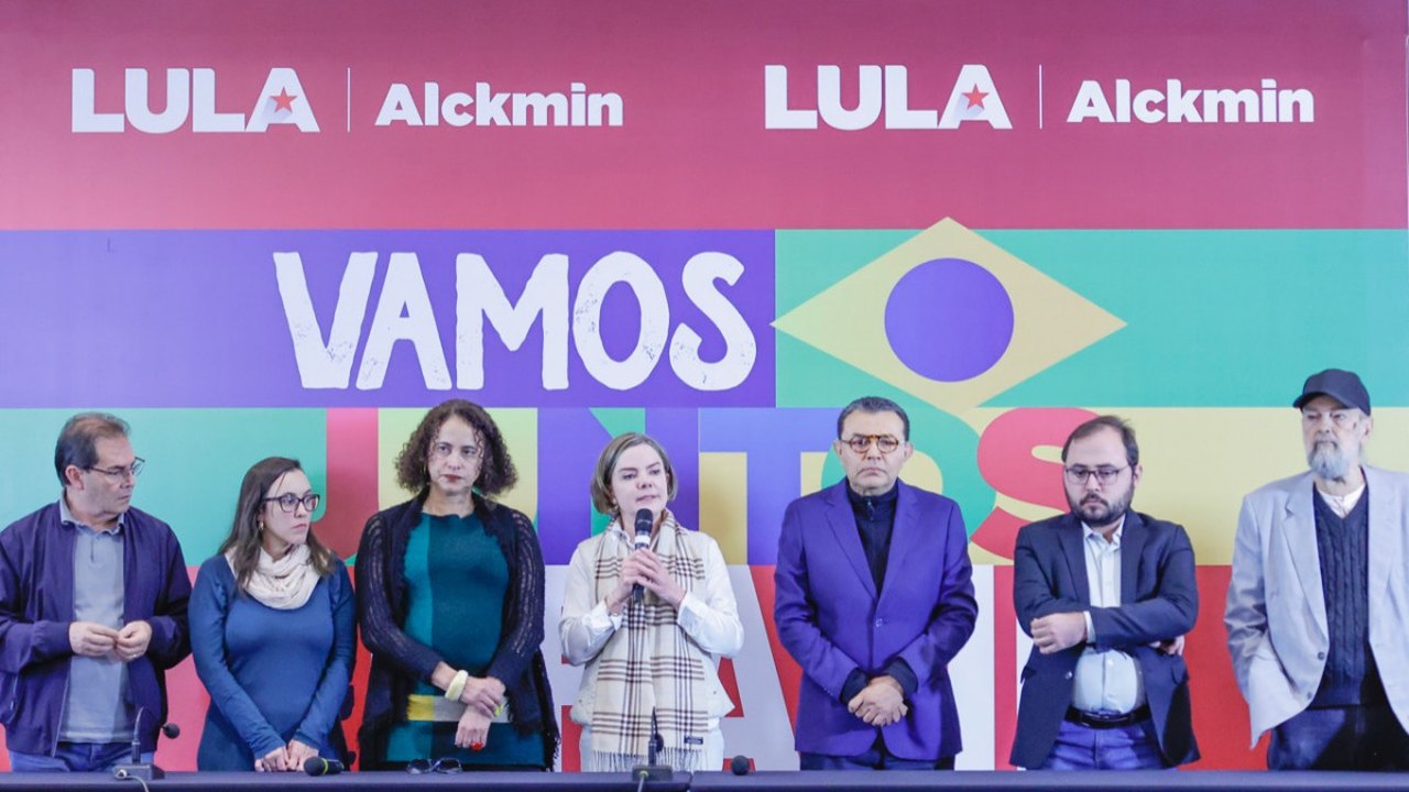 Em coletiva, Gleisi ressalta a importância das alianças para defender a democracia no Brasil