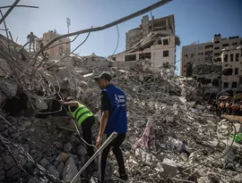 Prédio danificado por Israel desaba em Gaza e mata mais de 20