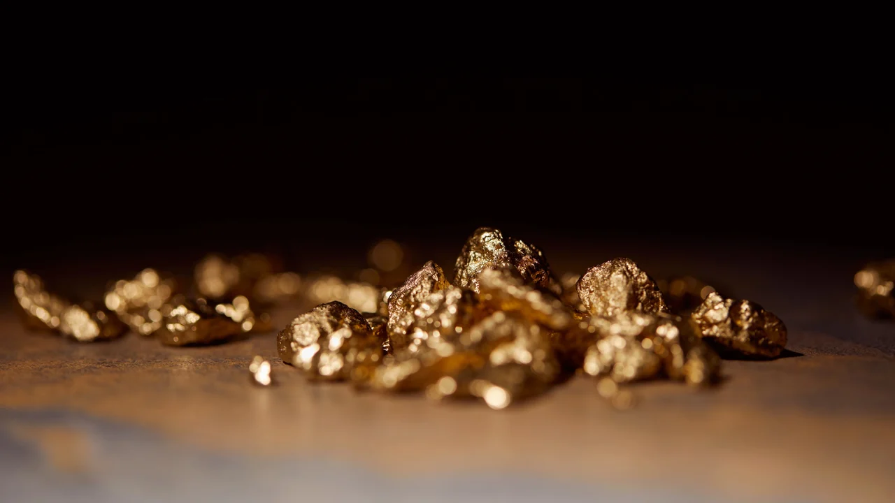 Ouro fecha em alta, enquanto prata recua quase 2% com foco no Fed