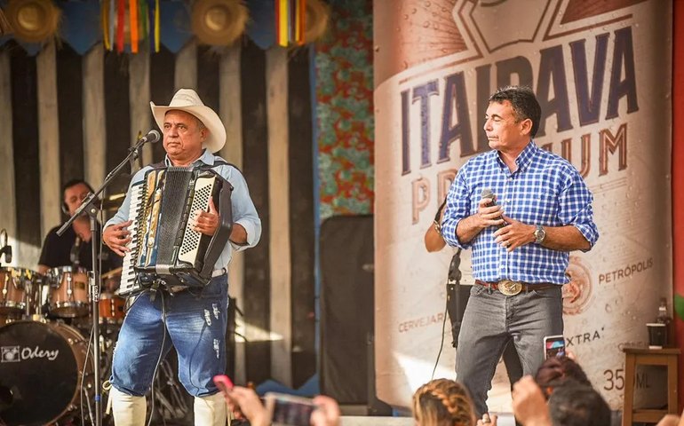 Sirano e Sirino e artistas da terra marcam reabertura do Cultura na Praça em Arapiraca