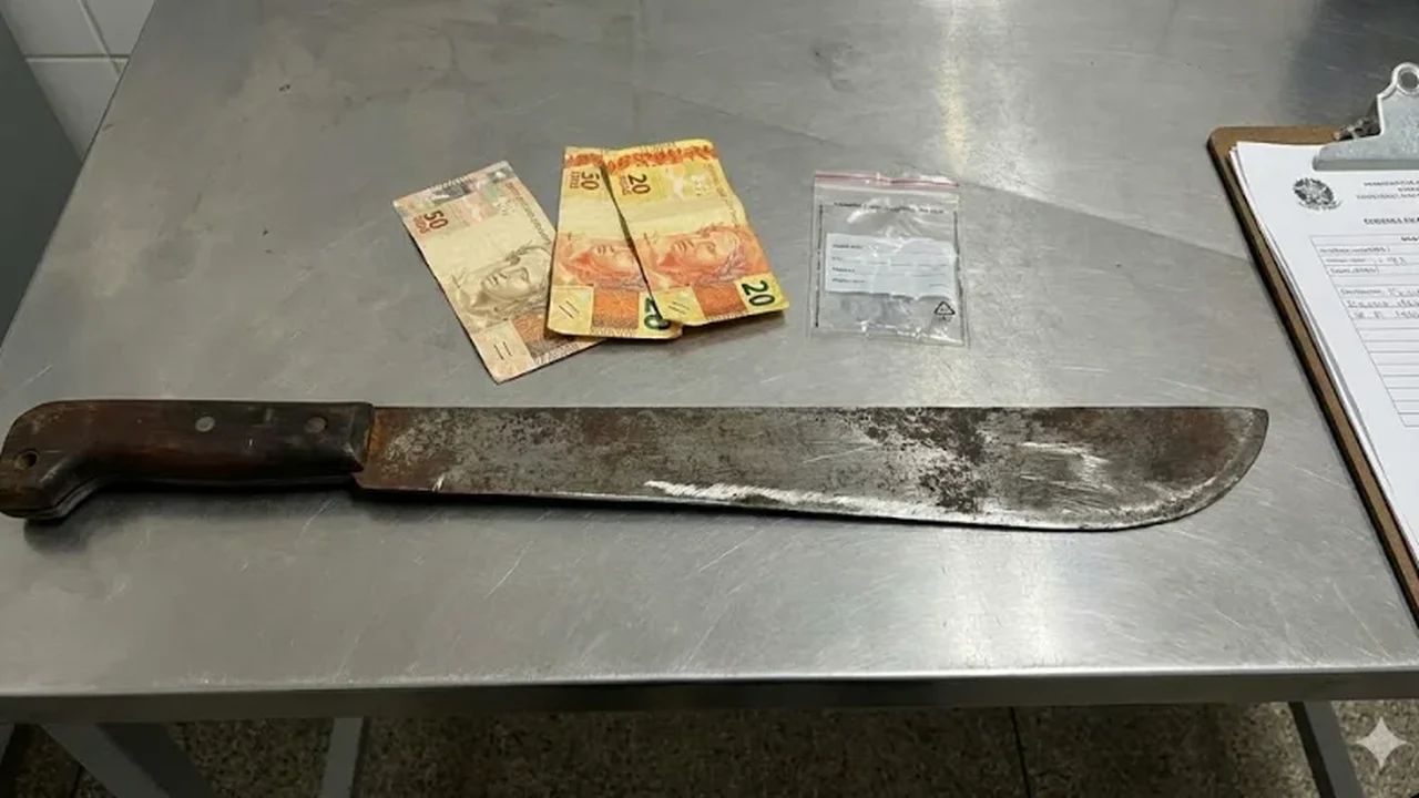 Confusão no Réveillon: homem armado com facão tenta invadir casa em Craíbas, é contido por populares e acaba na delegacia