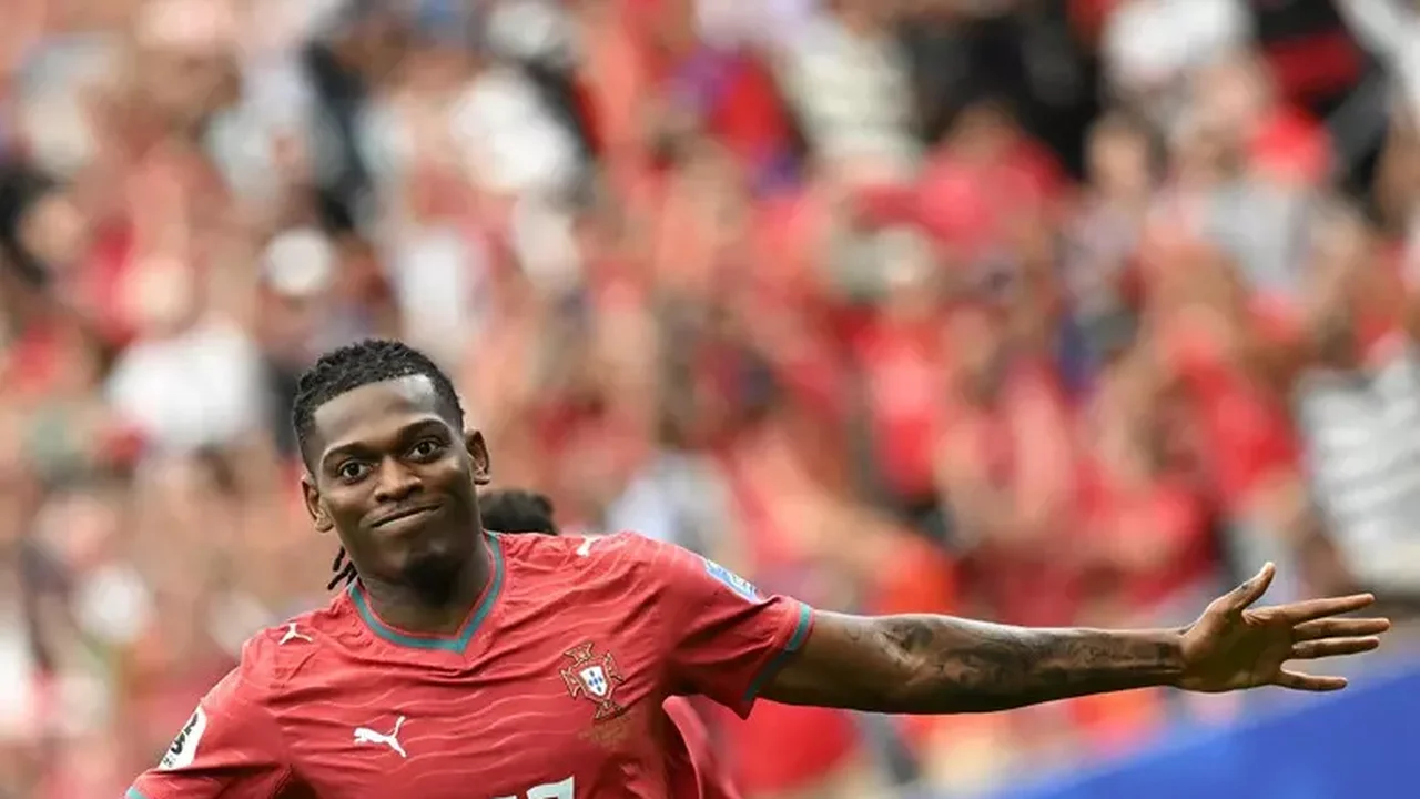 Rafael Leão elogia estrutura do Corinthians e admite desejo de jogar no Brasil