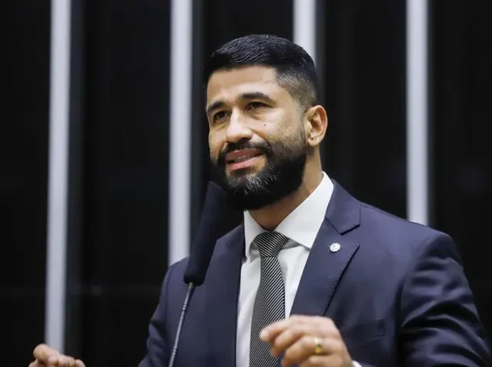 Deputado Federal Delegado Fabio Costa defende redução do IPVA e cobrança pelo peso dos veículos
