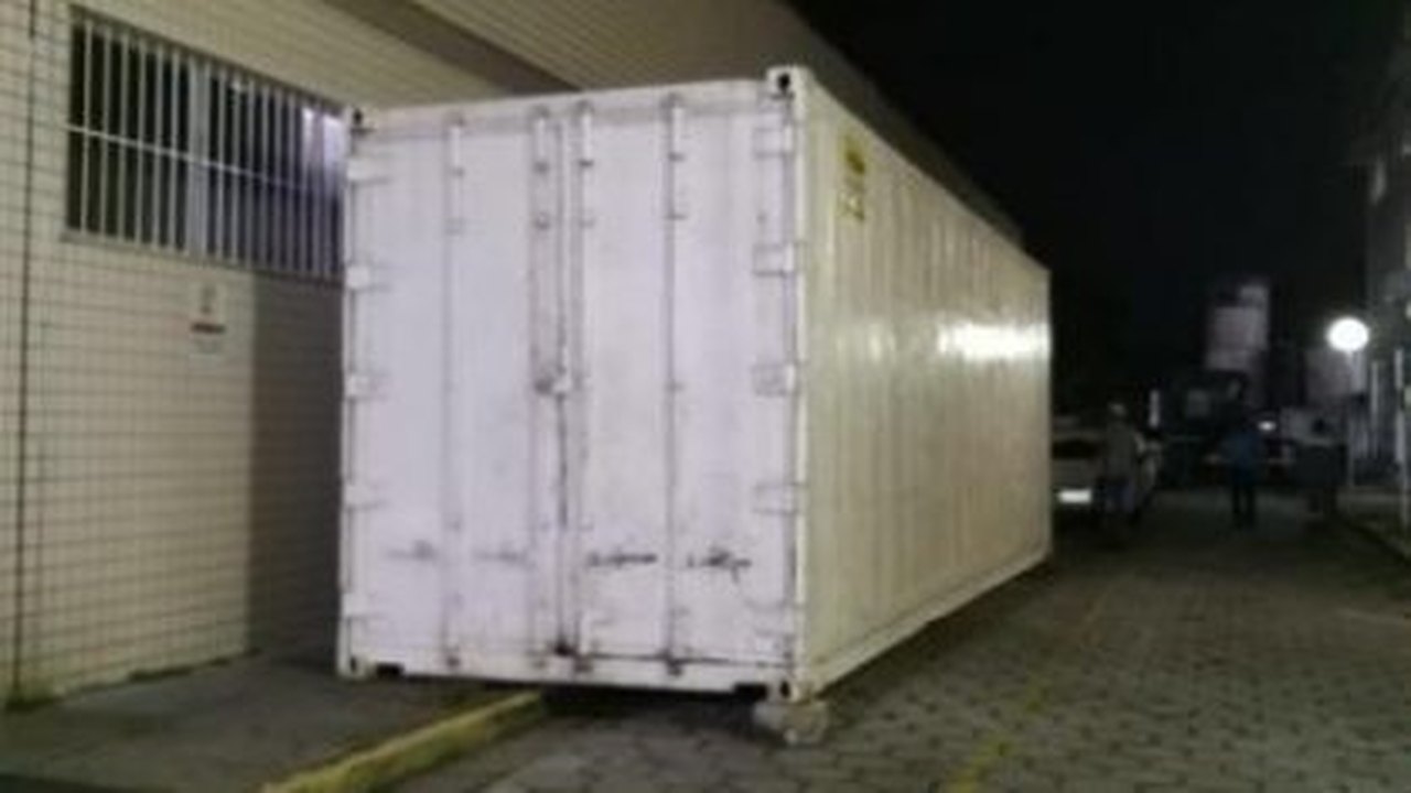 Amazonas tem colapso e põe contêiner para corpos em hospital