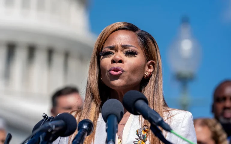 Democrata Cherfilus-McCormick, da Flórida, renuncia antes que a Câmara possa sancioná-la em um caso de ética