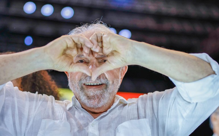 Presidente que mais fez pela educação, Lula homenageia professores