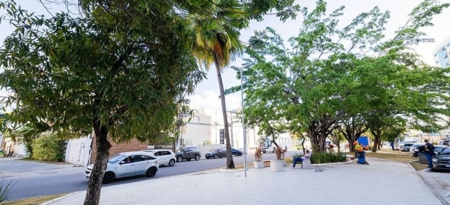 Espaços revitalizados receberam novos pisos e tiveram as árvores existentes preservadas. Foto: Victor Vercant/Secom Maceió