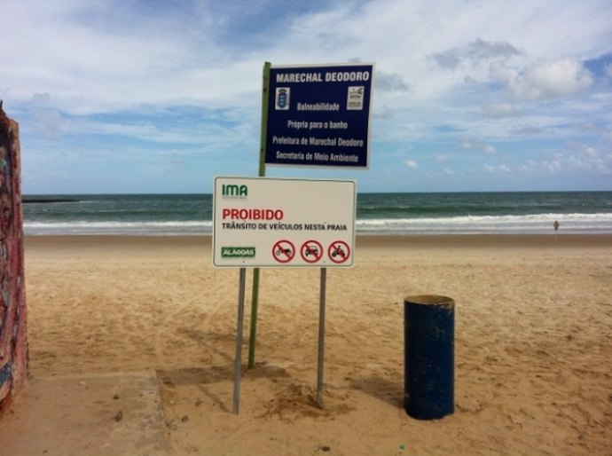 IMA instala placas que proíbem o tráfego de veículos em praias de Alagoas