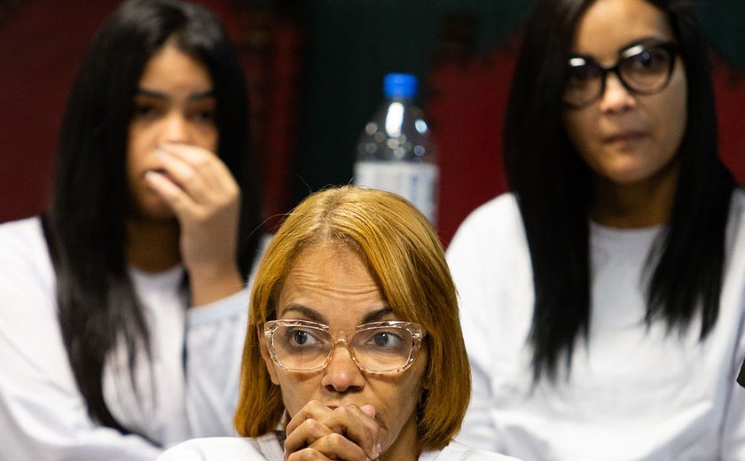 Impasse quase dissolve júri: Projeção de trecho de um livro revolta defesa