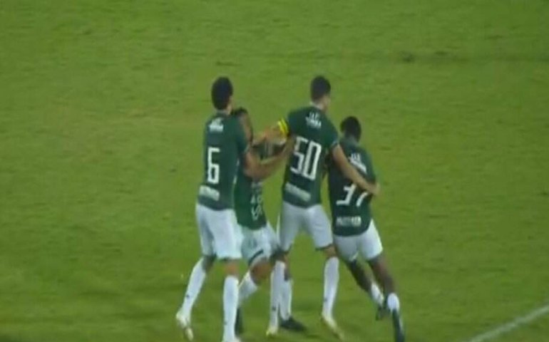 Após trocarem socos, dois jogadores do Guarani pegam quatro jogos de suspensão