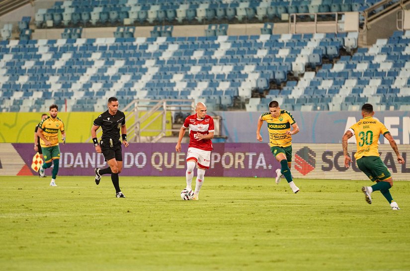 CRB leva gols em três minutos, e perde para o Cuiabá por 2 a 0