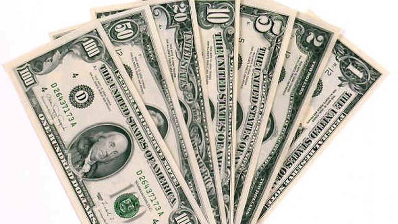 Dólar cai com apetite por risco no exterior
