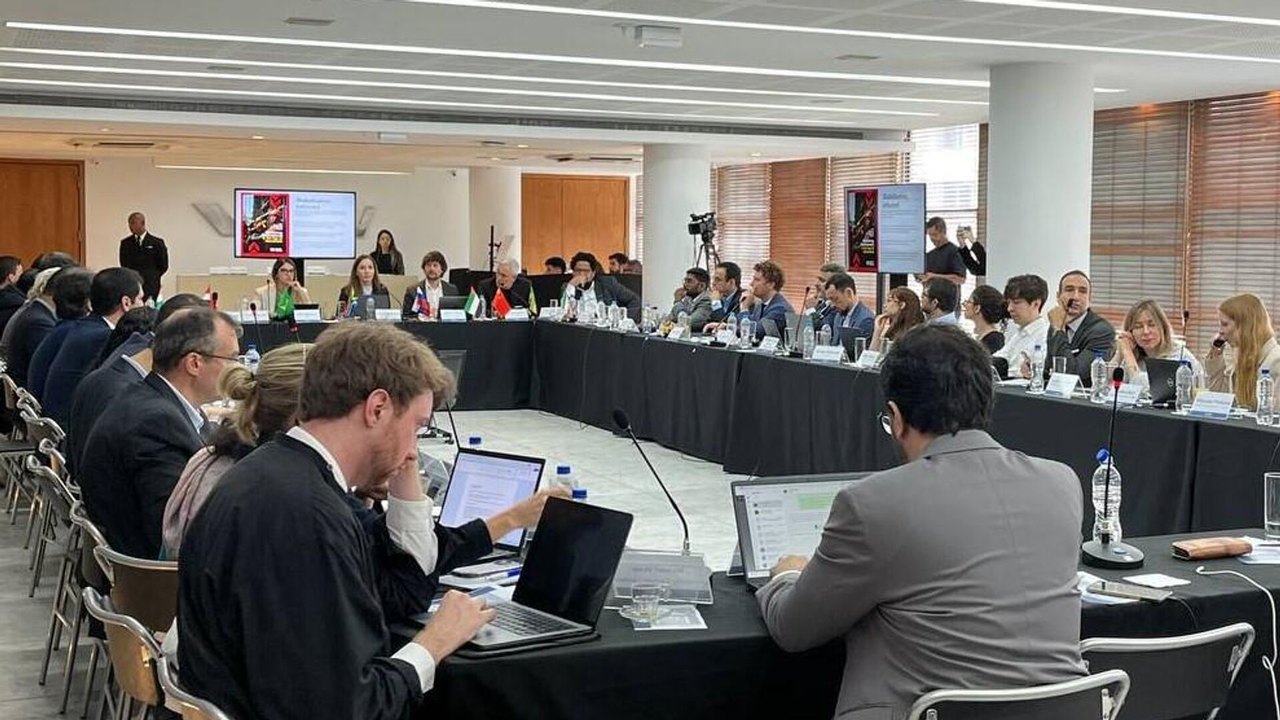 Fórum do BRICS debate desafios da IA no mercado para a concorrência justa na economia  (VÍDEO)