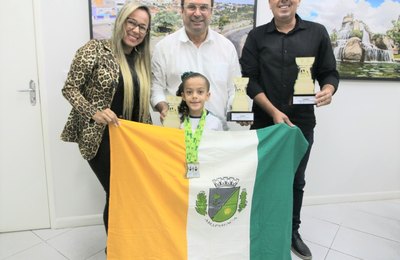 Prefeito Luciano parabeniza aluna da rede municipal que conquistou três medalhas de ouro no RN