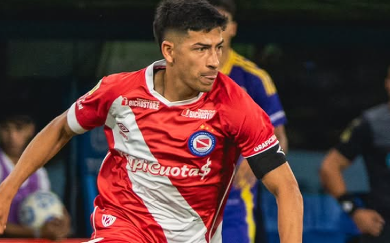 Alan Rodríguez chega ao Brasil para acertar com o Inter: 'Estou ansioso'