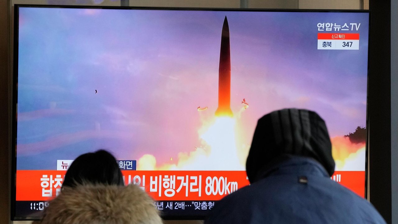 Coreia do Norte desenvolve tecnologia de controle de trajetórias de mísseis indisponível em outros países, diz mídia