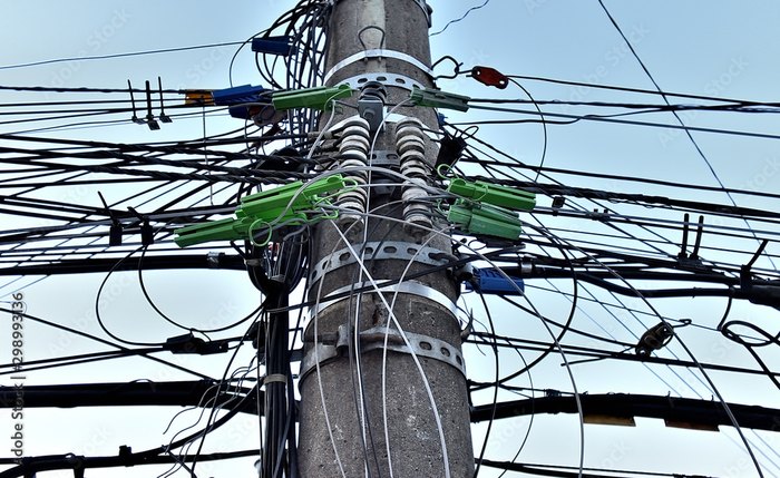 Fios enrolados em poste
