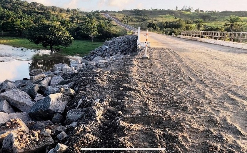 Parceria recupera ponte danificada pelas chuvas na rodovia entre Penedo e Coruripe