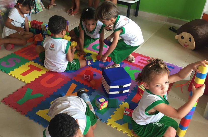 Seduc de Maragogi entrega livros e brinquedos para a educação infantil
