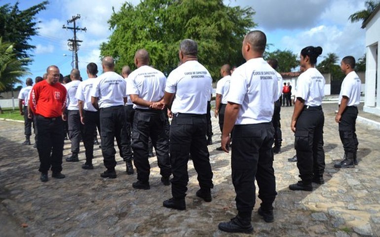 Agentes socioeducativos são treinados para situações de emergência