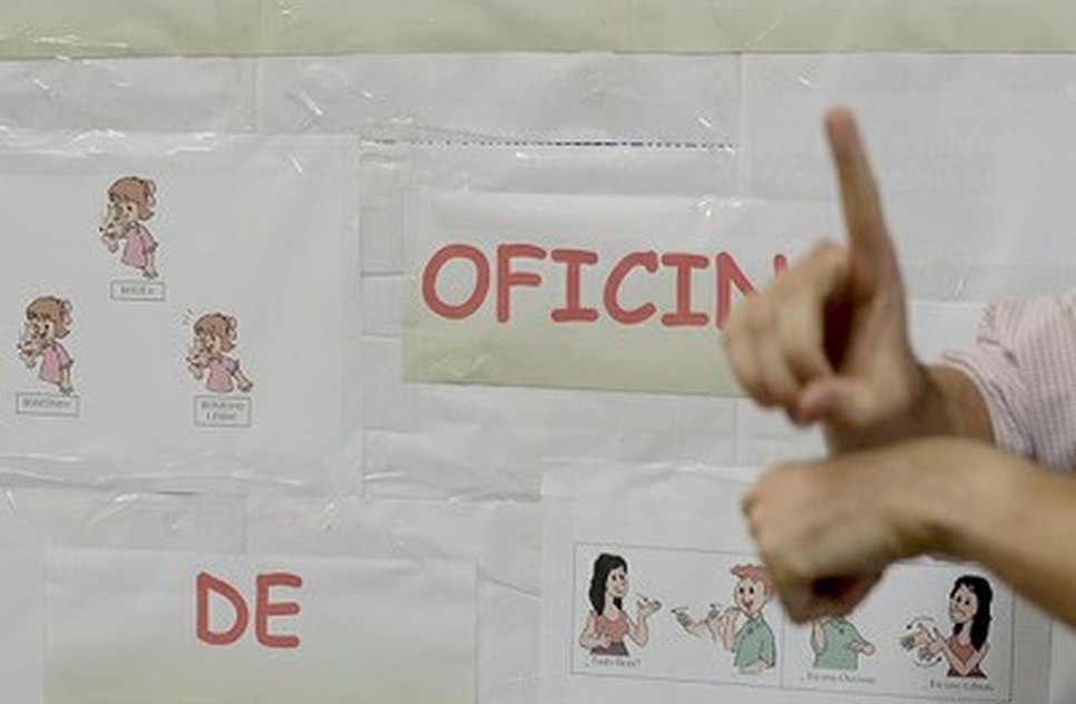 INTÉRPRETE DE LIBRAS / Foto: Eugênio Barreto/ASN