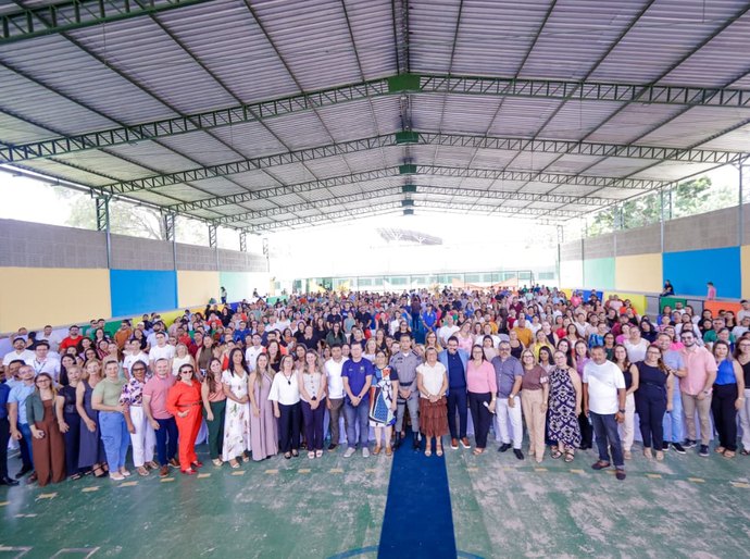 Prefeita Tia Júlia prestigia segundo dia da Jornada Pedagógica da Educação