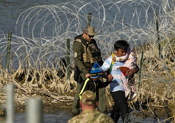 EUA realizam primeiro voo de imigrantes que aderiram a programa de autodeportação