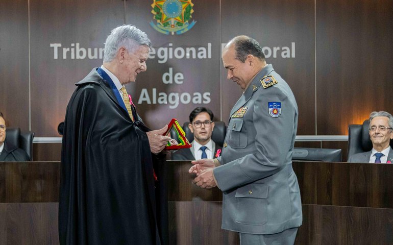 Comandante-geral da PM recebe Comenda do Mérito Eleitoral do TRE/AL