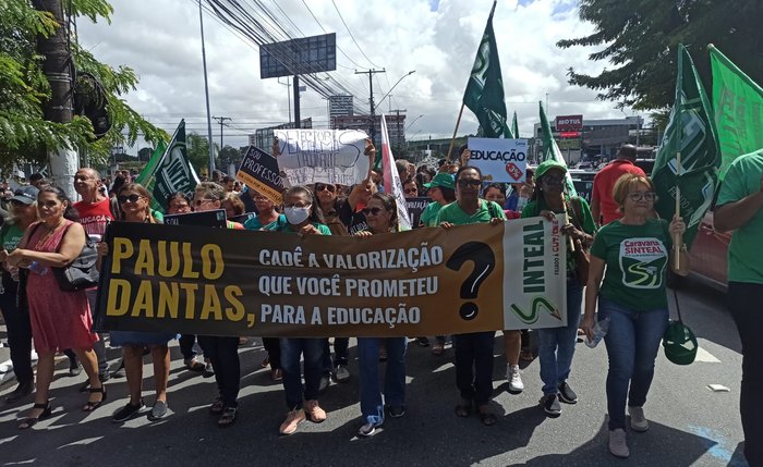Professores fazem caminhada até o Centro de Maceió
