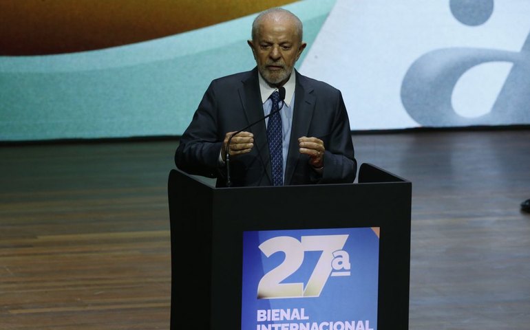 Lula assina regulamentação da Política Nacional de Leitura e Escrita