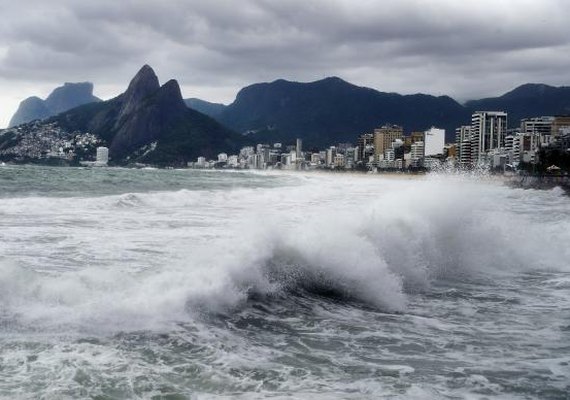 Ressaca pode provocar ondas de até 3,5 metros em 4 estados do Nordeste