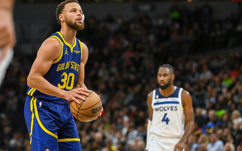Warriors batem Timberwolves e entram na briga por vaga nos playoffs da NBA
