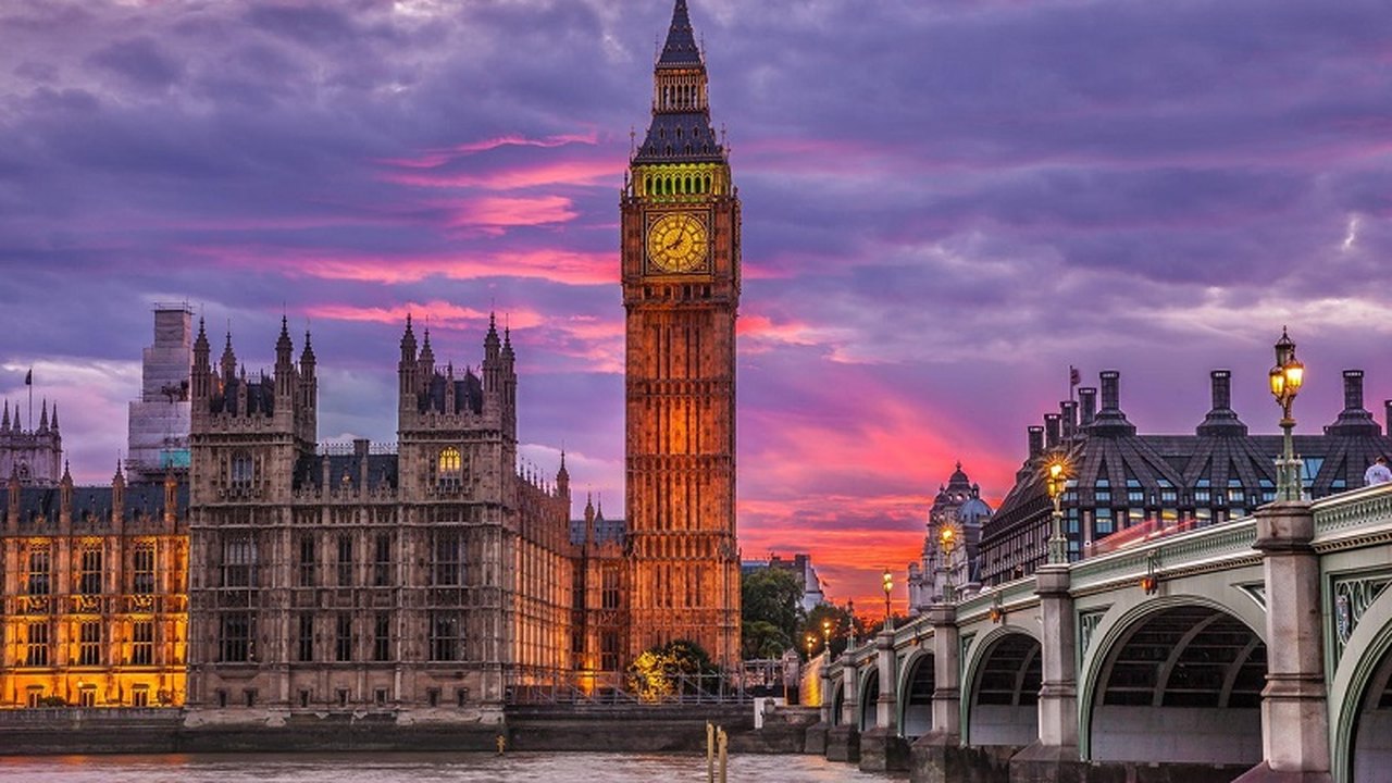 Homem com bandeira da Palestina escala torre do Big Ben em Londres e se recusa a descer