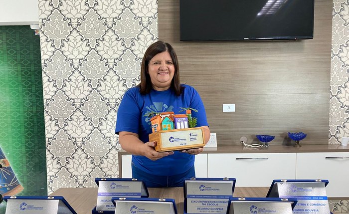 Prefeita Ziane Costa recebe troféu por boas práticas de política pública em Delmiro Gouveia