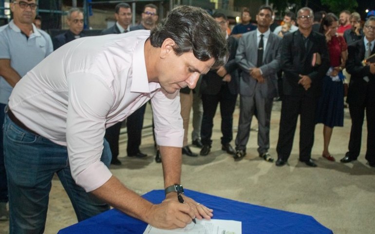 Prefeito Marcelo Beltrão assina ordem de serviço para construção de um grande monumento na Praça da Bíblia